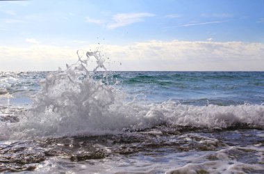 Dalgalanma dalgalar kıyıya yakın deniz. Su sıçramasına. Deniz arka plan.