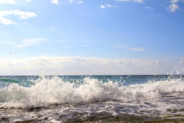 Dalgalanma dalgalar kıyıya yakın deniz. Su sıçramasına. Deniz arka plan.