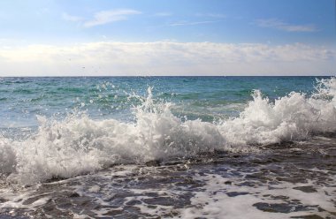 Dalgalanma dalgalar kıyıya yakın deniz. Su sıçramasına. Deniz arka plan.