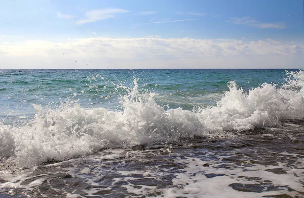 Dalgalanma dalgalar kıyıya yakın deniz. Su sıçramasına. Deniz arka plan.