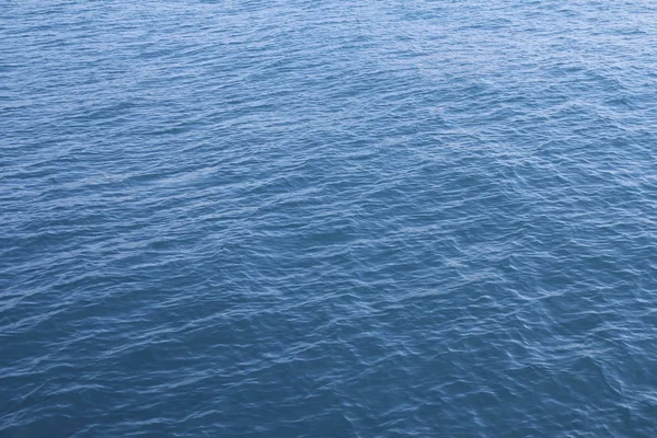 Wellen Des Blauen Meeres Wunderschönes Meerwasser Meereshintergrund lizenzfreie Stockfotos