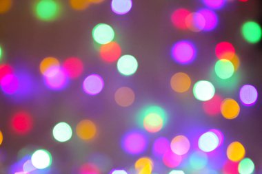 Noel ve yeni yıl kavramı - ufuk soyut çok renkli bokeh ışıklar arka plan. Mavi, mor, yeşil, turuncu renkler.