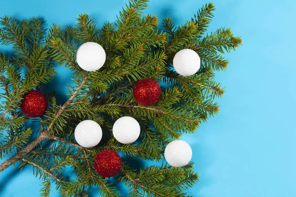 Árvore Natal Decorada Com Bolas Brancas Vermelhas Fundo Azul — Fotografia de Stock