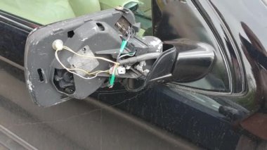Şehirde çarpışma dan sonra hasar araba yan ayna. Araba kazası. Sokakta otomobil kazası.