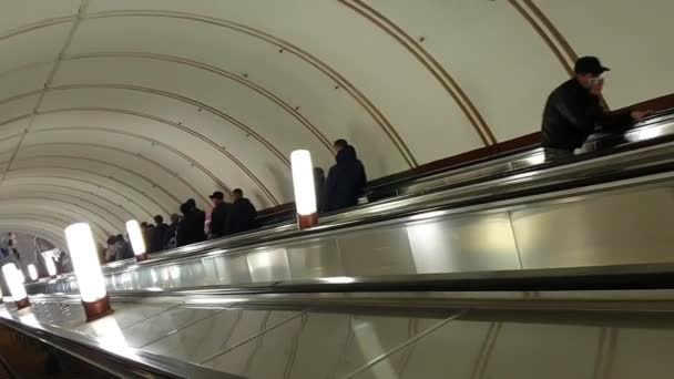 Eskalátor v metru se pohybuje — Stock video
