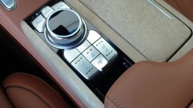 Joystick kontrol medya sistemi ve lüks araba kahverengi deri ile iç görünüm