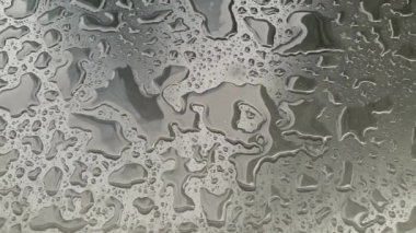 yağmur damlaları cam pencereden akar. şehirde kötü hava