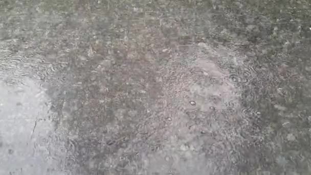 gouttes de pluie coulent à travers la fenêtre en verre. mauvais temps dans la ville 
