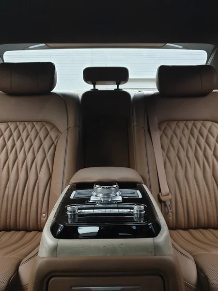 Sistema multimedia coche cómodo para el pasajero en el asiento trasero . — Foto de Stock