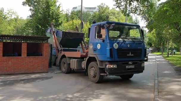 Russia Moscow July 2019 Garbage Truck Changes Garbage Containers — Stock Video