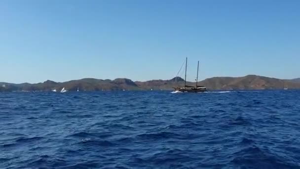 Een Boot Varen Blauwe Zee — Stockvideo