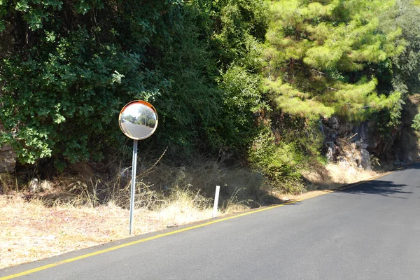 交通の視認性を向上させるための道路ミラー — ストック写真