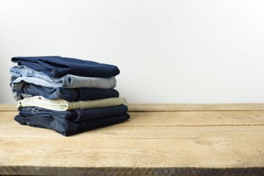 Beyaz duvar arka plan ile bir oturma odası ortamda kot yığını.