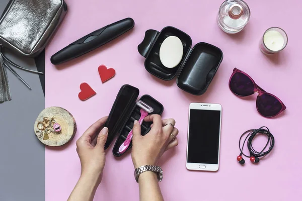 Accesorios Viaje Para Mujer Artículos Higiene Verano Sobre Fondo Rosa — Foto de Stock