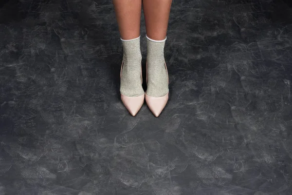 Schlanke Beine Einer Frau Studio Auf Schwarzem Hintergrund Modemagazin Fügen — Stockfoto