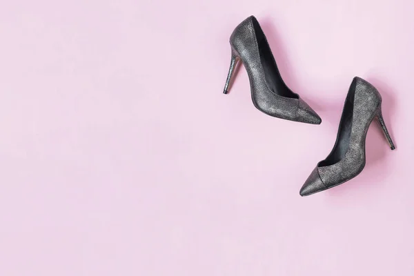 Stylische Mode Schwarze Schuhe High Heels Auf Rosa Hintergrund Flache — Stockfoto