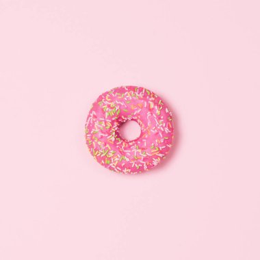 Pastel pembe bir arka plan üzerinde tatlı çörek. Üstten görünüm. Düz yatıyordu. Gıda kavramı.