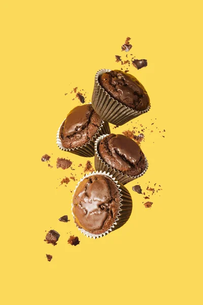 Flygande Choklad Muffins Eller Kakor Gul Bakgrund Håna Upp Bakgrund — Stockfoto