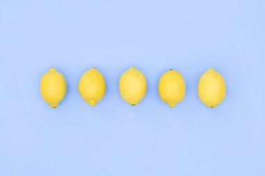 Metninizin kopya alanı ile mavi arka plan üzerinde Limon. Düz döşeme, üst görünüm.