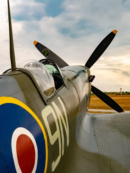 Supermarine Spitfire Xvi Tramonto Sul Campo Aviazione — Foto Stock