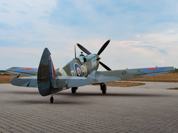 Supermarine Spitfire Xvi Захід Сонця Аеродромі — стокове фото