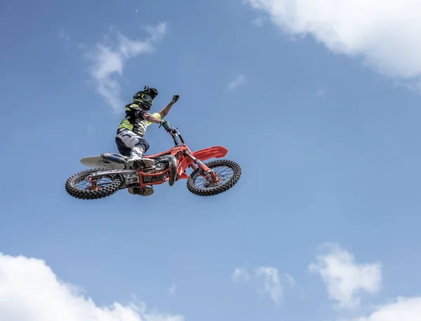 Прага, Чеська Республіка-16/5/2019 FMX Rider розмахуючи — стокове фото