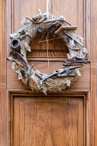 Внешнее Оформление Двери Декоративный Венок Соломы Украшенный Бантами Льняной Ткани — стоковое фото