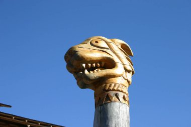 Kapı oyma sembolik hayvanlarla bezemeleri