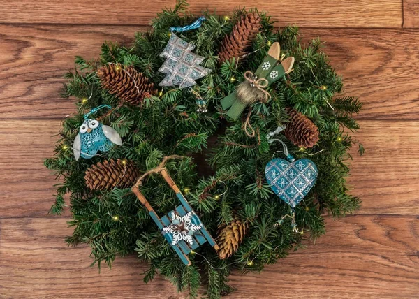 Праздничная Рождественская Декоративная Дверь Синих Тонах Рождественский Венок Еловых Ветвей — стоковое фото