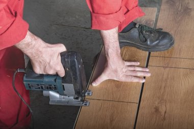 Marangoz atölyesinde çalışıyor