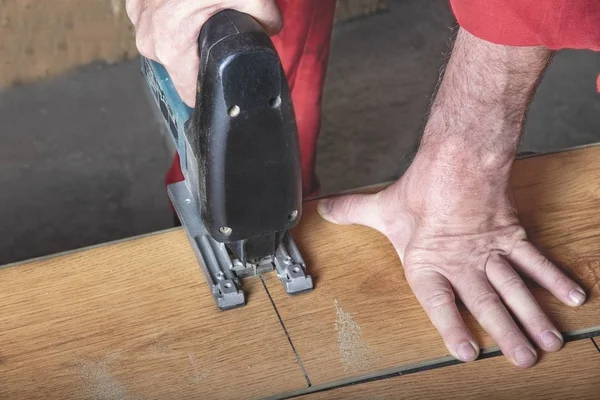 Το χέρι του ξυλουργού λειτουργεί στο εργαστήρι — Φωτογραφία Αρχείου