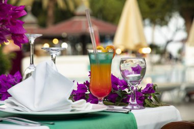 servis masasında kokteyl