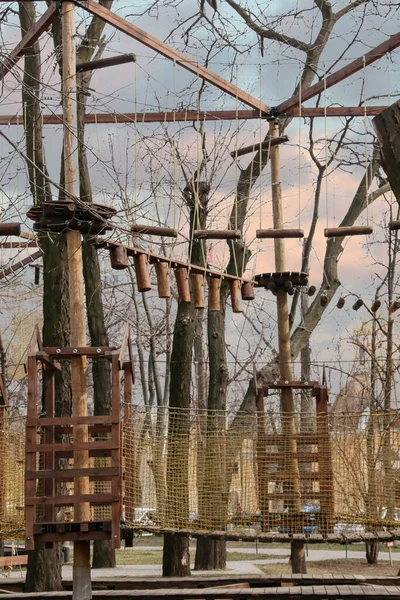 Скалолазание Парке Развлечений Детей Взрослых Деревянная Стена Веревочный Парк Различными — стоковое фото