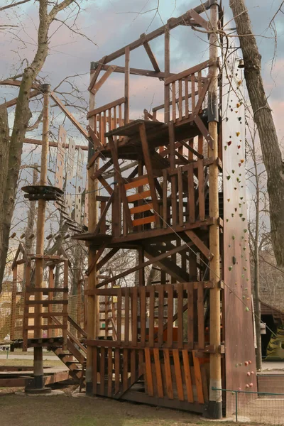 Деревянная Стена Скалолазание Парке Развлечений Детей Взрослых Веревочный Парк Различными — стоковое фото