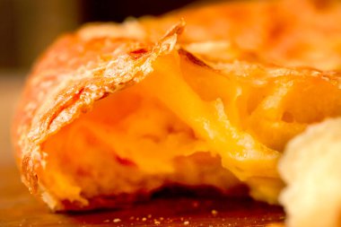 Yakın plan. Peynirli kekin çekirdeğine erimiş peynir. Kırık Türk peynirli keki. Restoranda peynirli Pita. Gürcü Khachapuri, kubdari, peynirli lobiani. Peynirli ev yapımı kekler.