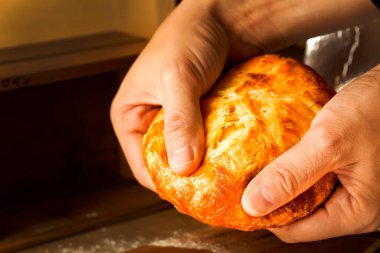 Bir insanın elinde etle doldurulmuş doğulu bir ekmek. Pita bir adamın ellerinde etle doldurulmuş. Aşçının elleri Hintli naanı kırar. Khachapuri, kubdari, etli lobiani. Türk kekleri bir erkek tarafından kırılır.