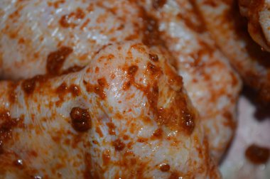 Sahanda yumurtaları beyaz bir tabakta yakın.