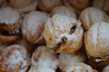 Pudra şekerli ev yapımı çörekler.
