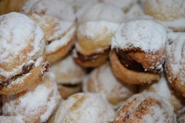 Pastane pastaları beyaz tabakta, yakın plan.