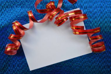Kırmızı kurdeleli ve fiyonklu Noel arkaplanı