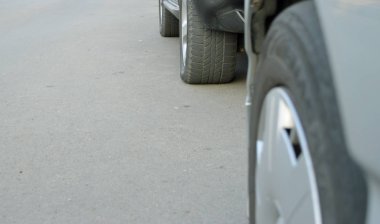 Araba lastiği yolda.