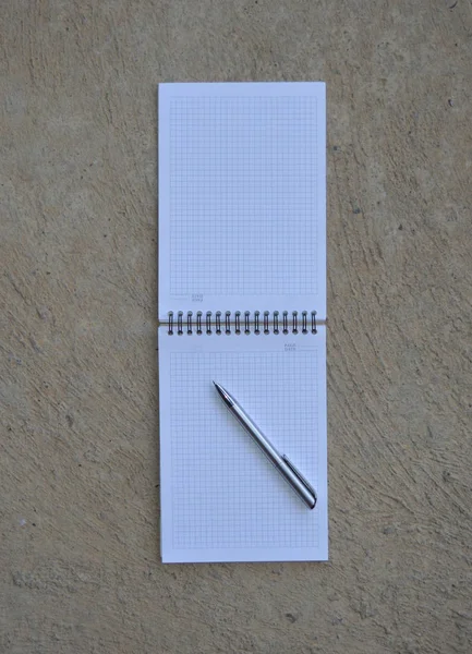 Blocco Note Con Notebook Aperto Sfondo Bianco — Foto Stock
