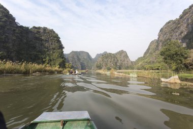 Ninh Binh, Vietnam - 30 Aralık 2016: Tam Coc kısmında Ninh Binh Eyaleti, Vietnam STK Dong Nehri boyunca tekne seyahat turistler.