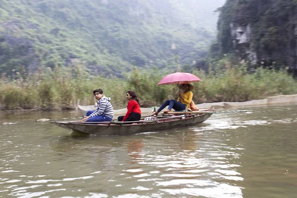 Ninh Binh Wietnam Grudnia 2016 Turystów Podróżujących Łodzi Nad Rzeką — Zdjęcie stockowe