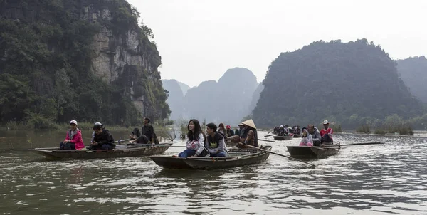 Ninh Binh Vietnam Décembre 2016 Touristes Voyageant Bateau Long Fleuve — Photo
