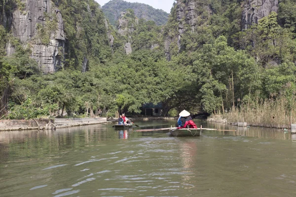Ninh Binh Wietnam Grudnia 2016 Turystów Podróżujących Łodzi Nad Rzeką — Zdjęcie stockowe
