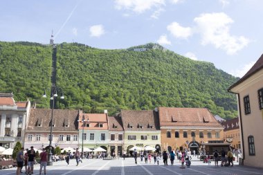 Brasov, Romanya - 28 Nisan 2018: kare Brasov turist dolu