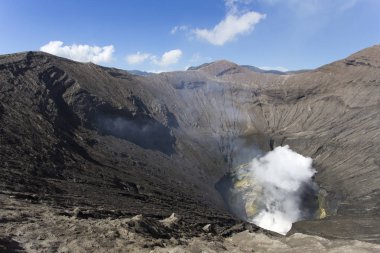 Bromo Endonezya görünümünde krater içinde