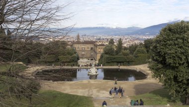 Firenze, İtalya - 04 Şubat 2018: Boboli Floransa'da turist dolu bahçe 