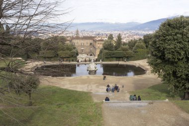 Firenze, İtalya - 04 Şubat 2018: Boboli Floransa'da turist dolu bahçe 